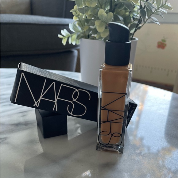 NARS- Natural Radiant Longwear Foundation - Picture 4 of 7